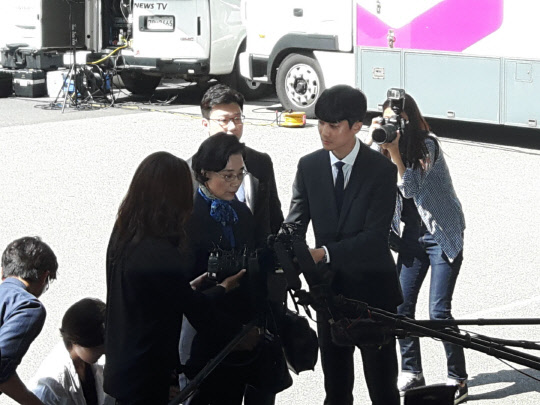 조양호 한진그룹 회장 부인인 이명희 일우재단 이사장이 28일 총수일가 '갑질' 논란 이후 처음으로 경찰 조사를 받기 위해 출석했다. 이 이사장은 2013년 여름 평창동 자택 리모델링 공사를 하는 작업자들에게 욕을 하고 주먹을 휘둘렀다는 의혹을 비롯, 운전기사를 겸한 수행기사에게 상습적으로 욕설하고 때렸다는 의혹 등을 받고 있다. 이 이사장이 취재진 질문에 답하고 있다. <김양혁 기자>